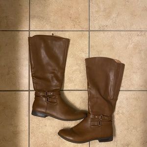 Great condition! Brown knee high riding style boots!